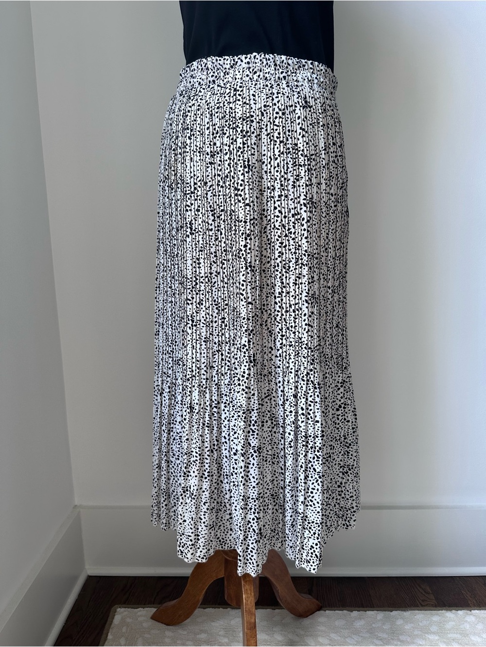 WD•NY Black and White Pleated Maxi Skirt with Speckled, Dalmatian print Size L